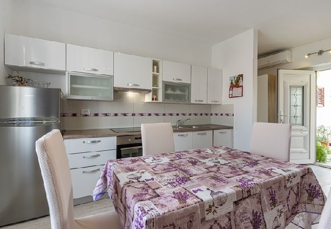 Studio in Cres - Studioapartment in Cres mit Terrasse, Klimaanlage, W-LAN (5206-2) Studio in Cres - Studioapartment in Cres mit Terrasse, Klimaanlage, W-LAN (5206-2)