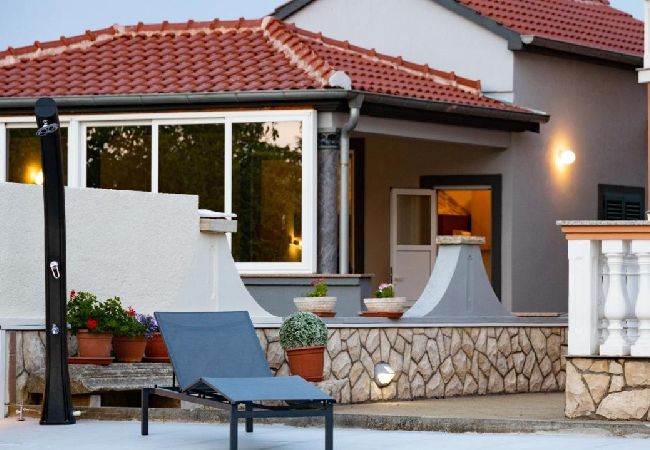 Ferienhaus in Nin - Ferienhaus in Zaton (Zadar) mit Terrasse, Klimaanlage, W-LAN, Waschmaschine (5186-1) Ferienhaus in Nin - Ferienhaus in Zaton (Zadar) mit Terrasse, Klimaanlage, W-LAN, Waschmaschine (5186-1)