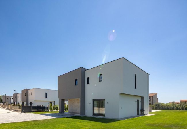 Ferienhaus in Butkovici - Wunderschöne moderne Villa mit Pool für 8 Personen (5233) Ferienhaus in Butkovici - Wunderschöne moderne Villa mit Pool für 8 Personen (5233)