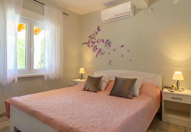 Ferienwohnung in Karbuni - Ferienwohnung in Karbuni mit Meerblick, Terrasse, Klimaanlage, W-LAN (3609-5) Ferienwohnung in Karbuni - Ferienwohnung in Karbuni mit Meerblick, Terrasse, Klimaanlage, W-LAN (3609-5)