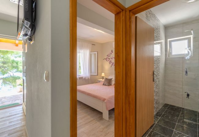 Ferienwohnung in Karbuni - Ferienwohnung in Karbuni mit Meerblick, Terrasse, Klimaanlage, W-LAN (3609-5) Ferienwohnung in Karbuni - Ferienwohnung in Karbuni mit Meerblick, Terrasse, Klimaanlage, W-LAN (3609-5)