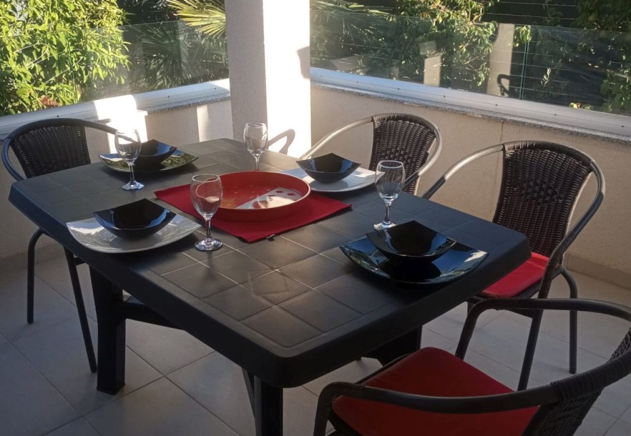 Ferienwohnung in Turanj - Ferienwohnung in Turanj mit Zugang zum Garten, Waschmaschine, Klima, W-Lan (5236-1)