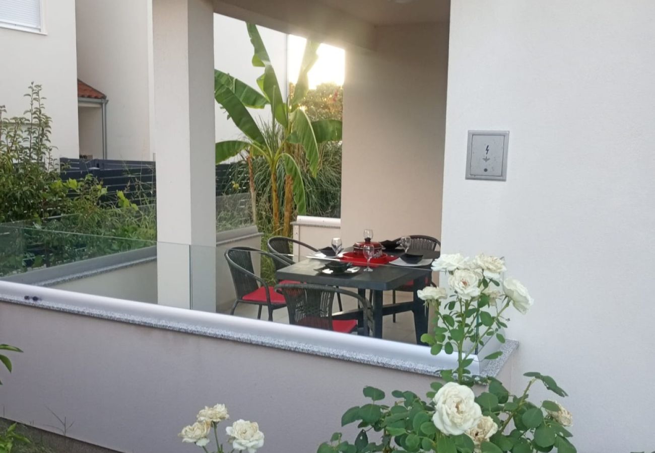 Ferienwohnung in Turanj - Ferienwohnung in Turanj mit Zugang zum Garten, Waschmaschine, Klima, W-Lan (5236-1)